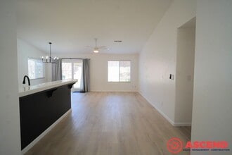 552 Sunset Meadow Ln in Bakersfield, CA - Building Photo - Building Photo