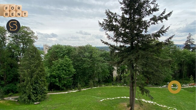 747 3rd St E in North Vancouver, BC - Building Photo - Building Photo