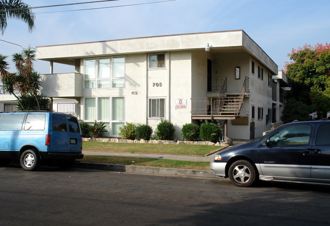 705 Walnut St in Inglewood, CA - Building Photo