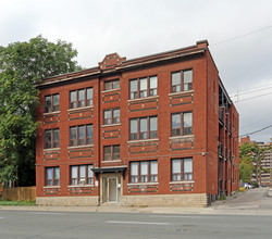 44 Victoria Ave S in Hamilton, ON - Building Photo - Primary Photo