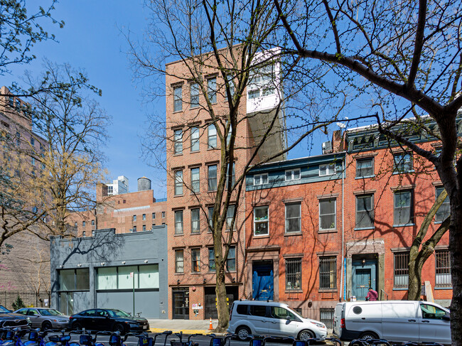 Hallet's Cove House in New York, NY - Building Photo - Building Photo