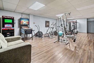 Four Seasons Apartments in Des Moines, IA - Building Photo - Building Photo