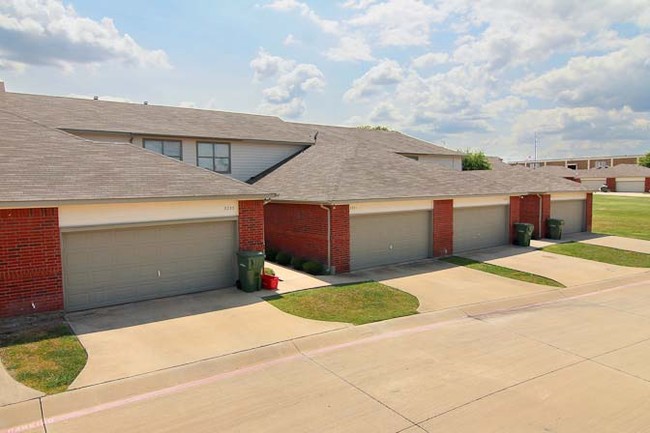 Wykeham Townhomes in Garland, TX - Foto de edificio - Building Photo
