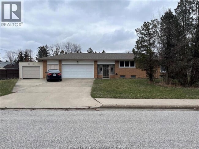 property at 1548 Villa Maria Blvd N