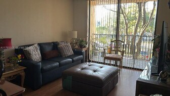 14211 N Kendall Dr in Miami, FL - Building Photo