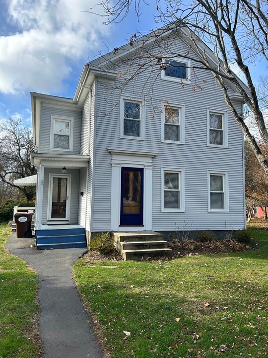 26 Pearl St in Guilford, CT - Building Photo