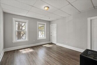 34 Esther St in Worcester, MA - Foto de edificio - Building Photo