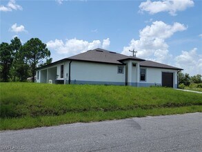 884 Milwaukee Blvd in Lehigh Acres, FL - Building Photo - Building Photo
