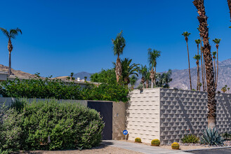 320 Desert Lakes Dr in Palm Springs, CA - Building Photo - Building Photo