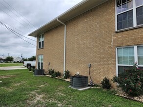 306 W Avenue D in Rosebud, TX - Building Photo - Building Photo