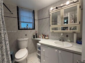 1701 NE Miami Gardens Dr in North Miami Beach, FL - Foto de edificio - Building Photo