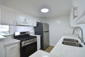 6401 Riverton Ave in Los Angeles, CA - Building Photo - Building Photo