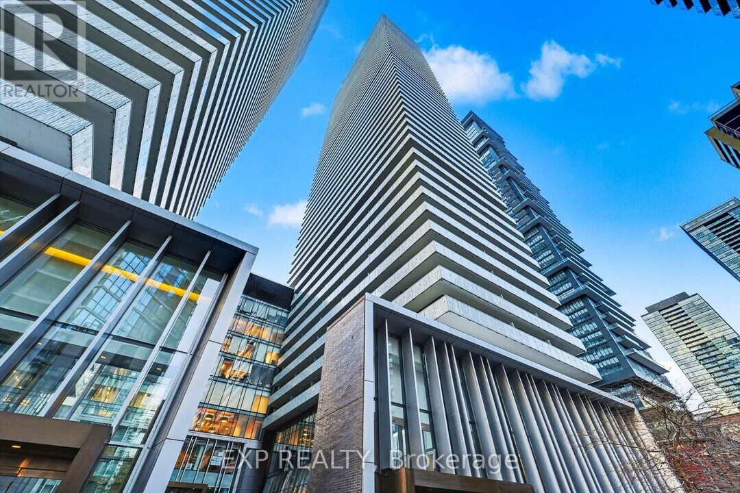 50 Charles St E in Toronto, ON - Building Photo