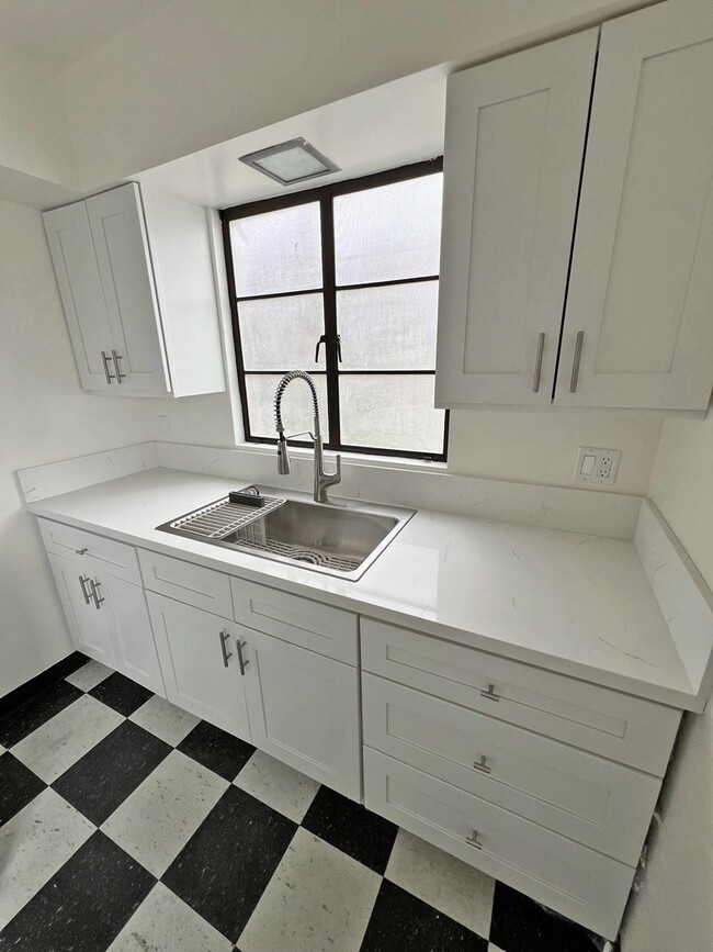 2564 W 5th St, Unit 2562 in Los Angeles, CA - Building Photo - Building Photo