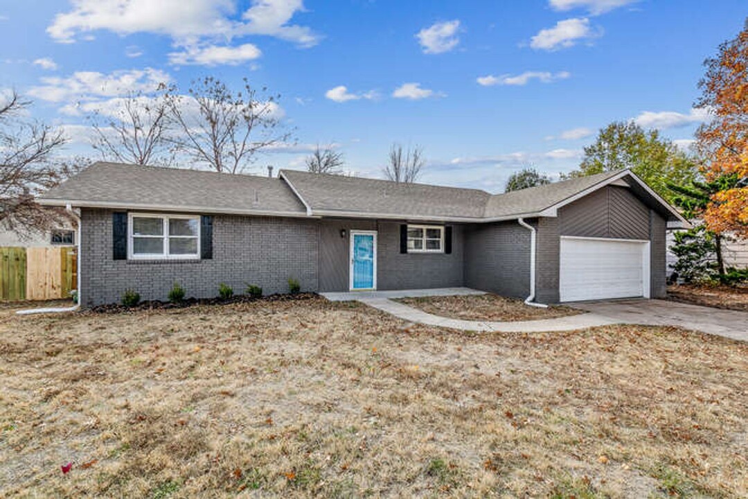 5743 E Ayesbury Cir in Wichita, KS - Building Photo