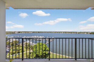 134 Lakeshore Dr in North Palm Beach, FL - Building Photo