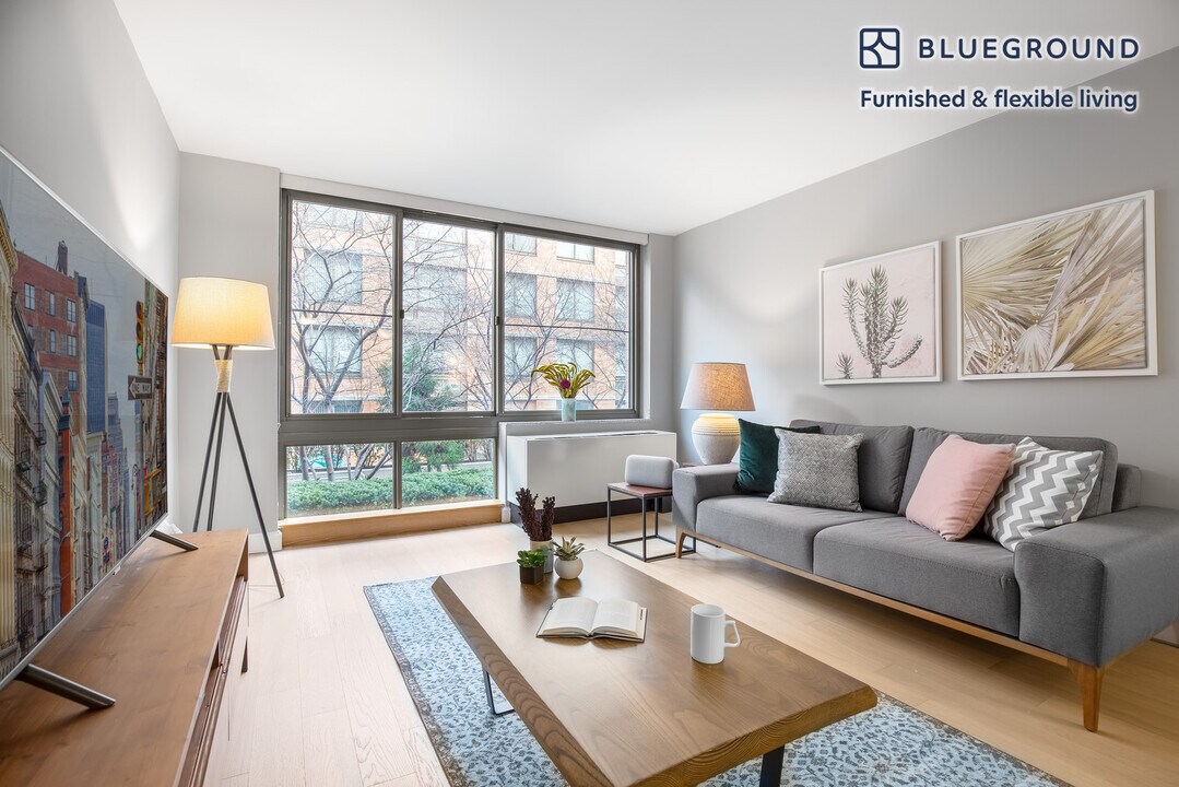 130 W 15th St in New York, NY - Building Photo