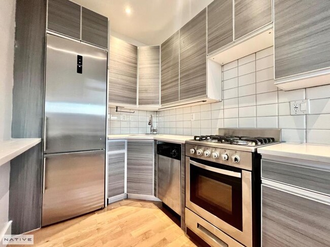 195 Greenpoint Ave in Brooklyn, NY - Building Photo - Building Photo