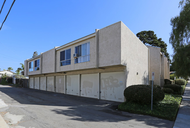 Pepper Tree Apartments in Oceanside, CA - Building Photo - Building Photo