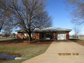 1023 E Avenue in Cache, OK - Building Photo