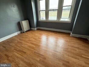 7242 Elmwood Ave in Philadelphia, PA - Foto de edificio - Building Photo