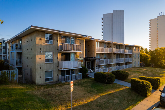 Whitesands Manor in Calgary, AB - Building Photo - Building Photo