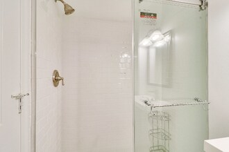 409 Constitution Ave NE in Washington, DC - Foto de edificio - Building Photo