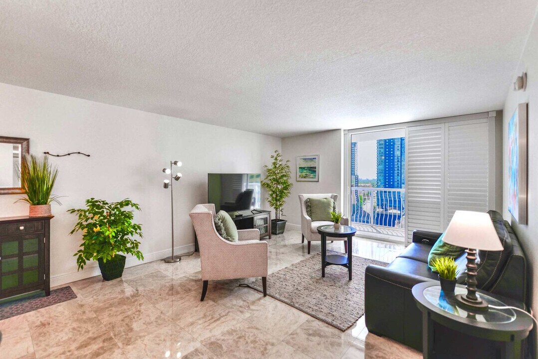 1200 Brickell Bay Dr in Miami, FL - Building Photo