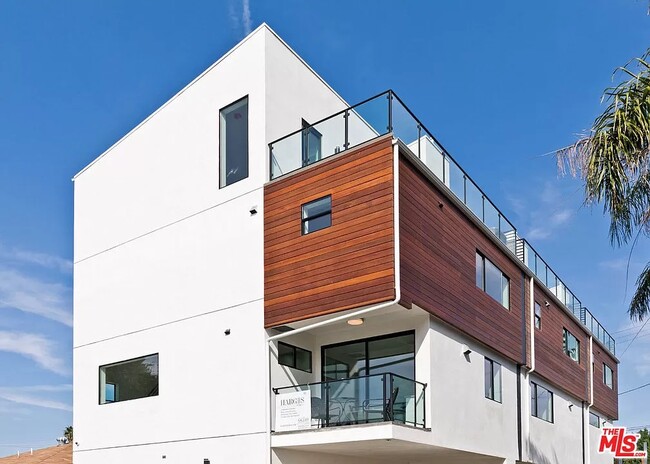 6077 Hargis St in Los Angeles, CA - Foto de edificio - Building Photo