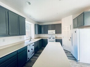 1153 Hampton Ct in Brentwood, CA - Building Photo - Building Photo