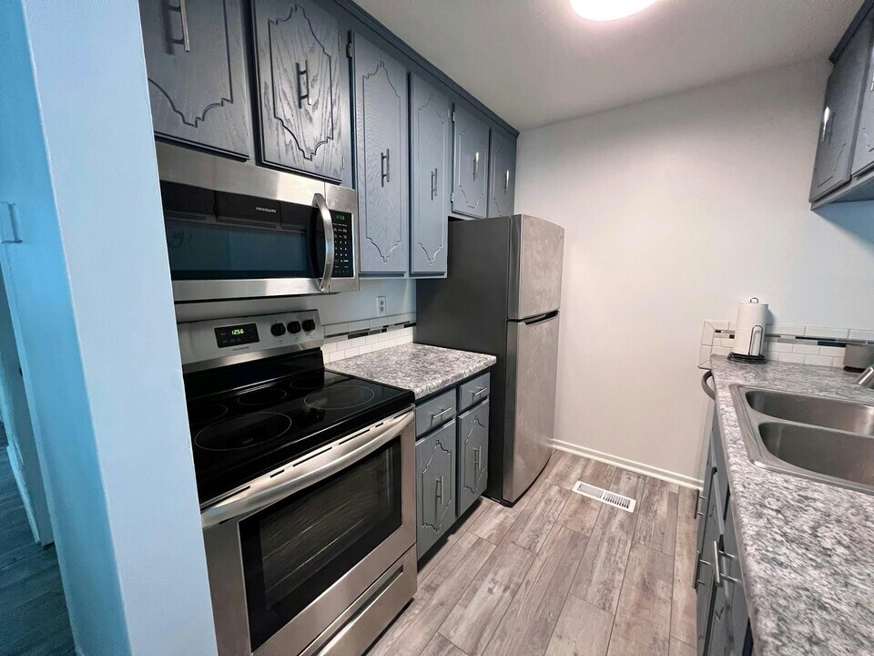 8850 Jasmine Ln in Eden Prairie, MN - Building Photo
