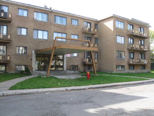 Cote St Luc Manor in Montréal, QC - Building Photo