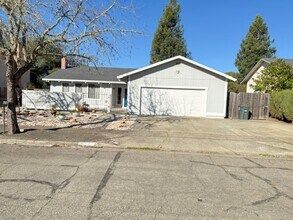 676 Rinaldo St in Santa Rosa, CA - Building Photo - Building Photo