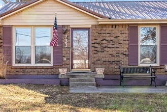 233 Old Hopkinsville Hwy in Clarksville, TN - Building Photo - Building Photo