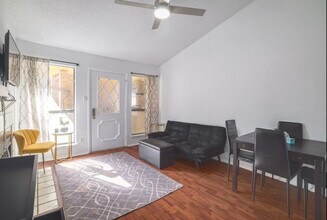 806 W 24th St, Unit 300 in Austin, TX - Building Photo - Building Photo