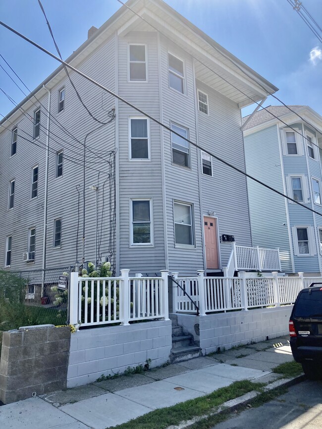 16 Woodlawn St in New Bedford, MA - Foto de edificio - Building Photo