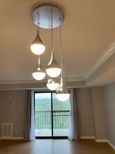 3800 Powell Ln, Unit #1107 in Falls Church, VA - Foto de edificio - Building Photo