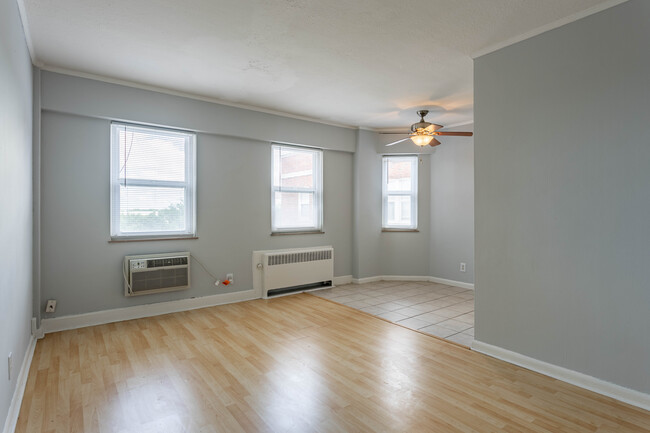 The Residences at Shaker Square in Shaker Heights, OH - Foto de edificio - Interior Photo