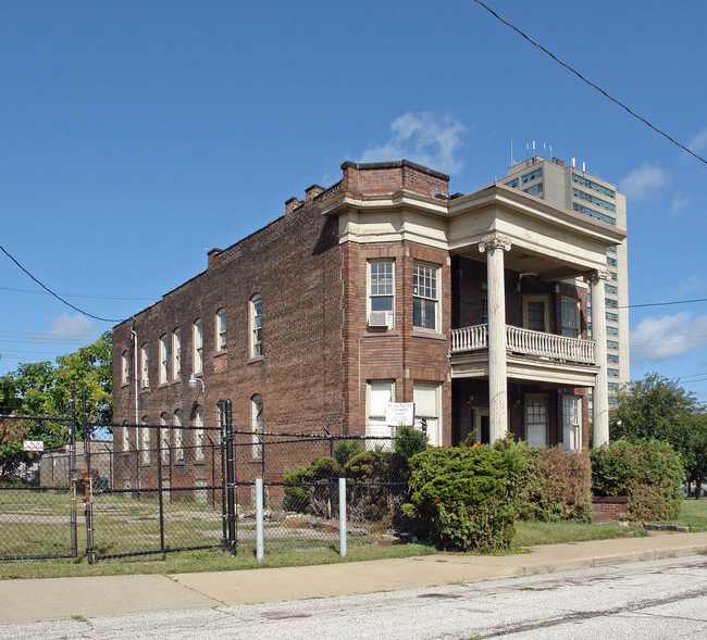 1910 E 57th St in Cleveland, OH - Foto de edificio - Building Photo