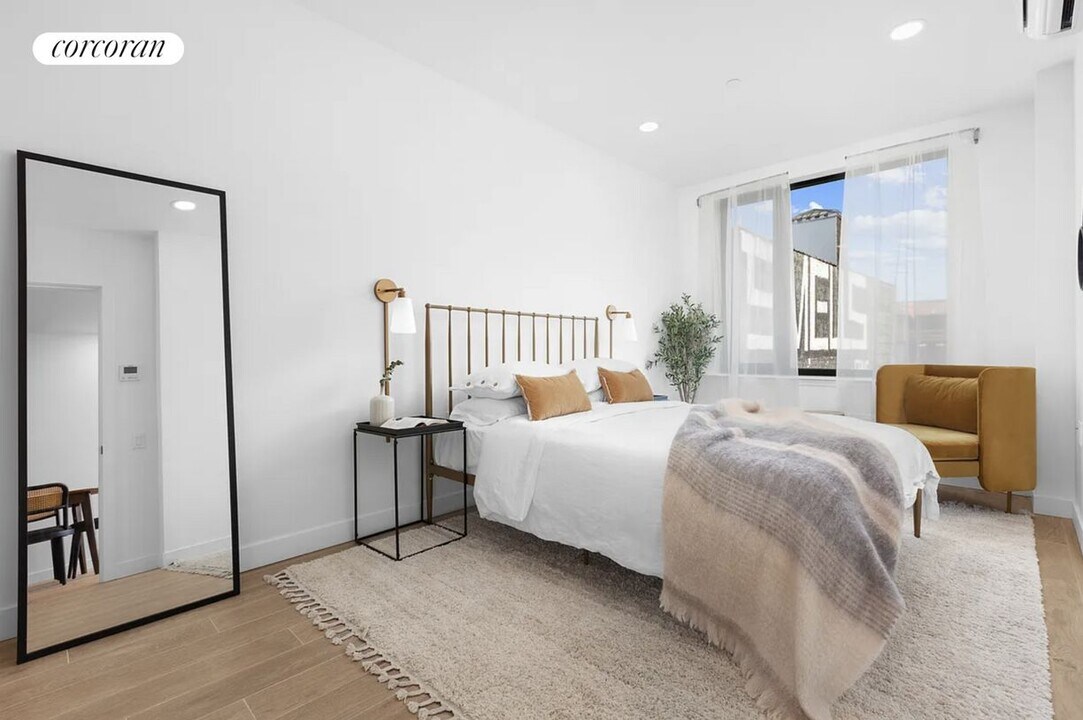912 Broadway in Brooklyn, NY - Building Photo