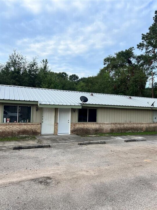 120 Charles Barker Ave in Cleveland, TX - Building Photo