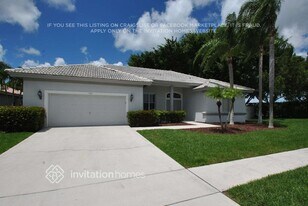 7142 Taylorwood Dr in Lake Worth Beach, FL - Building Photo