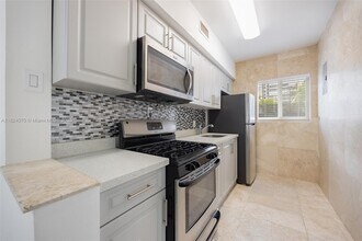 1100 Venetian Way in Miami Beach, FL - Building Photo - Building Photo