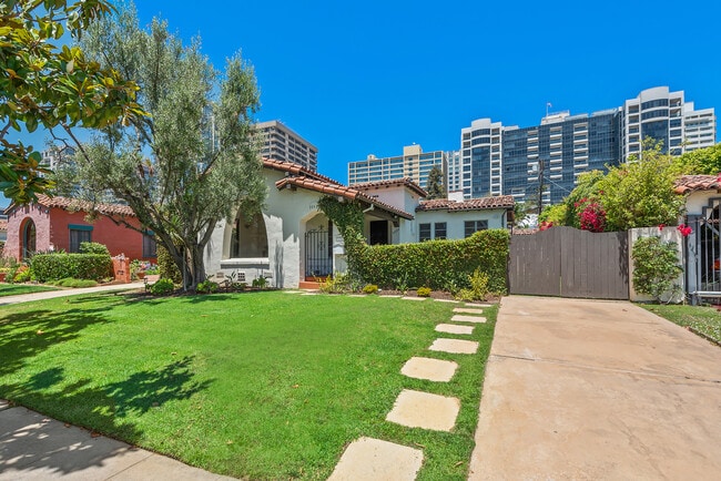 10733 Wellworth Ave in Los Angeles, CA - Foto de edificio - Building Photo