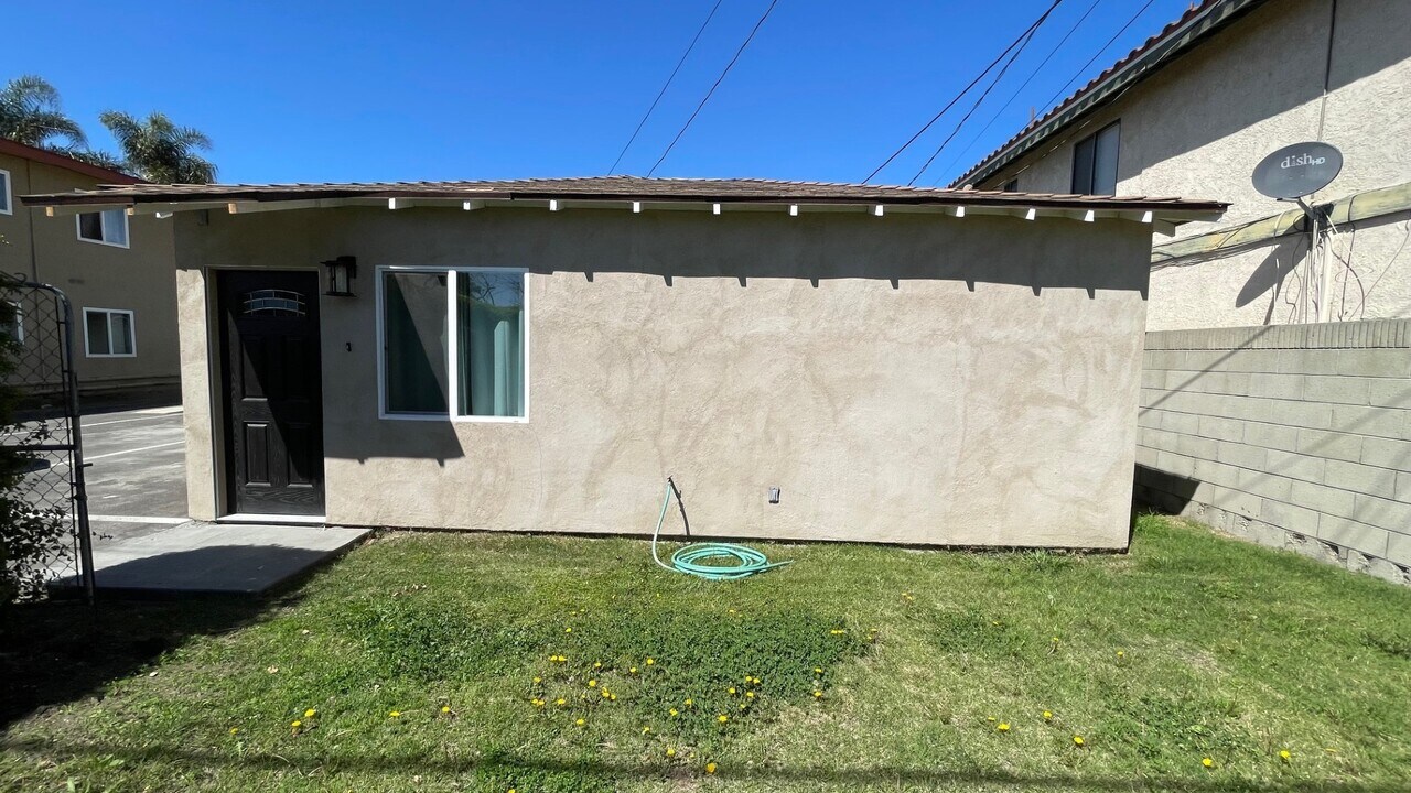 10620 La Reina Ave in Downey, CA - Building Photo