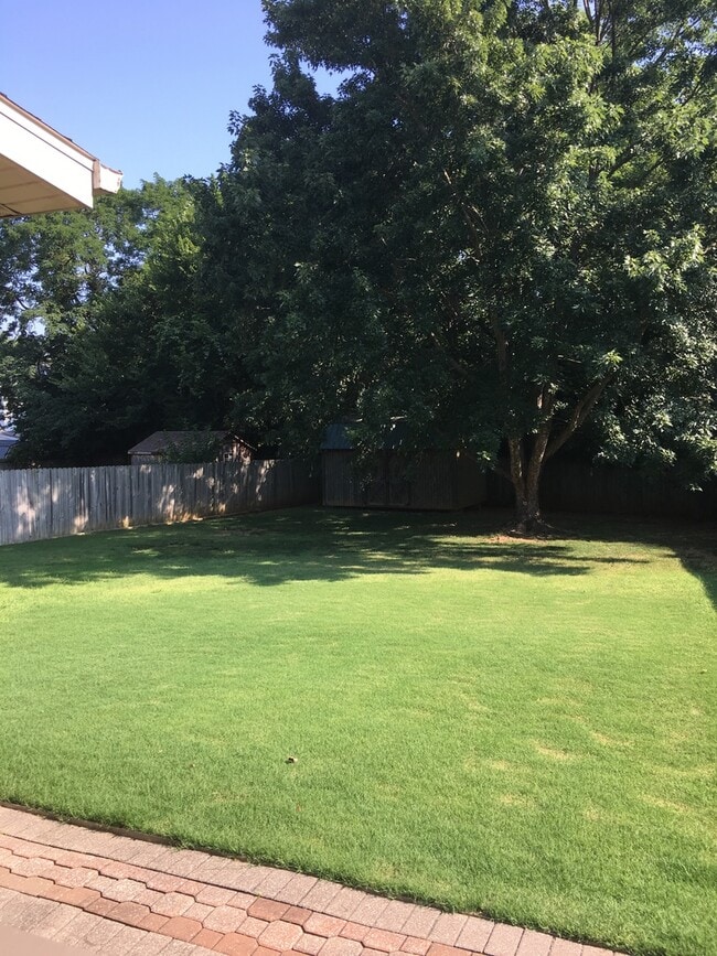 1040 E Broadview Dr in Fayetteville, AR - Building Photo - Building Photo
