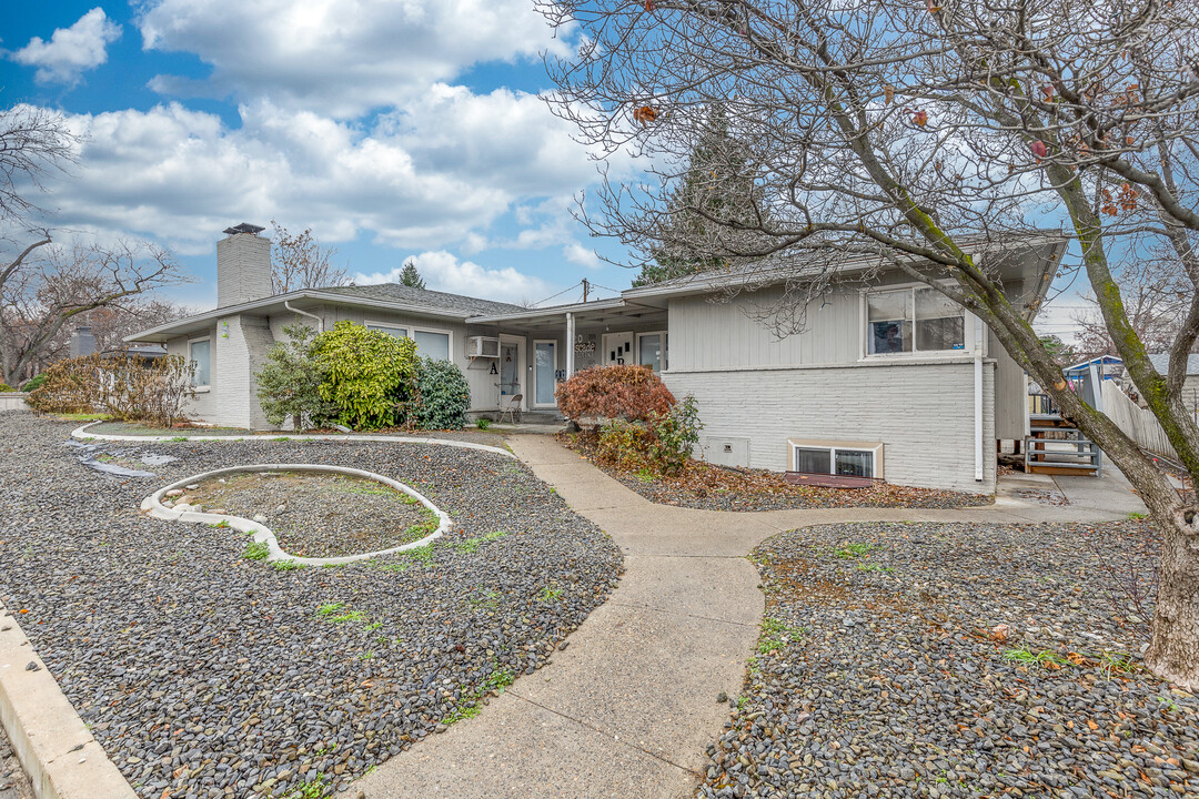 120 S Cascade St in Kennewick, WA - Building Photo