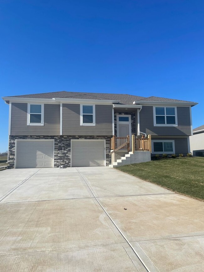 706 Summer Dawn Cir in Belton, MO - Building Photo - Building Photo