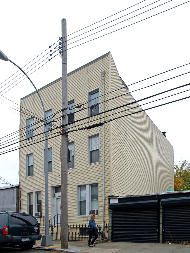 3612 Starr Ave in Long Island City, NY - Building Photo - Building Photo