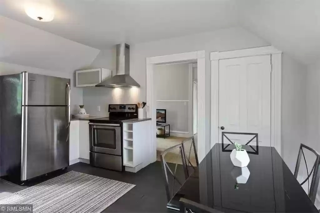 327 5th St SE in Minneapolis, MN - Building Photo